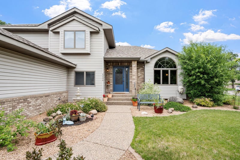 6224 Glacier Dr, North Branch, MN 55056