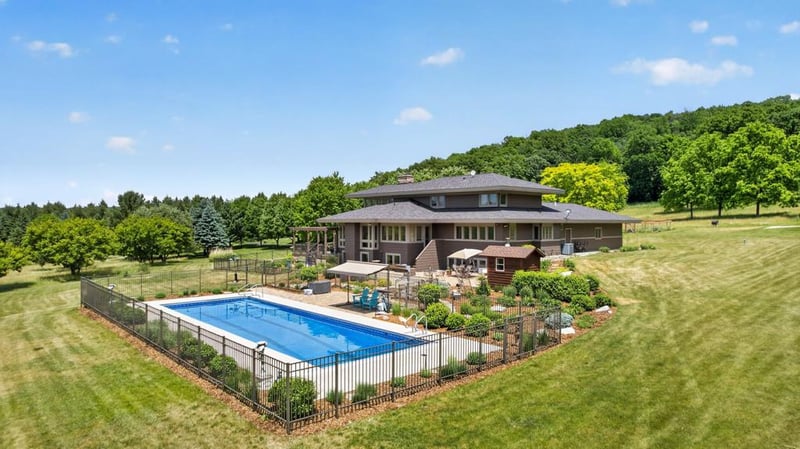 5185 Meadow Crossing Rd SW, Rochester, MN 55902