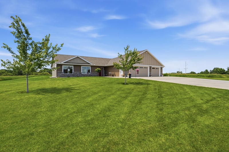 2752 9th Ave SE, Willmar, MN 56201