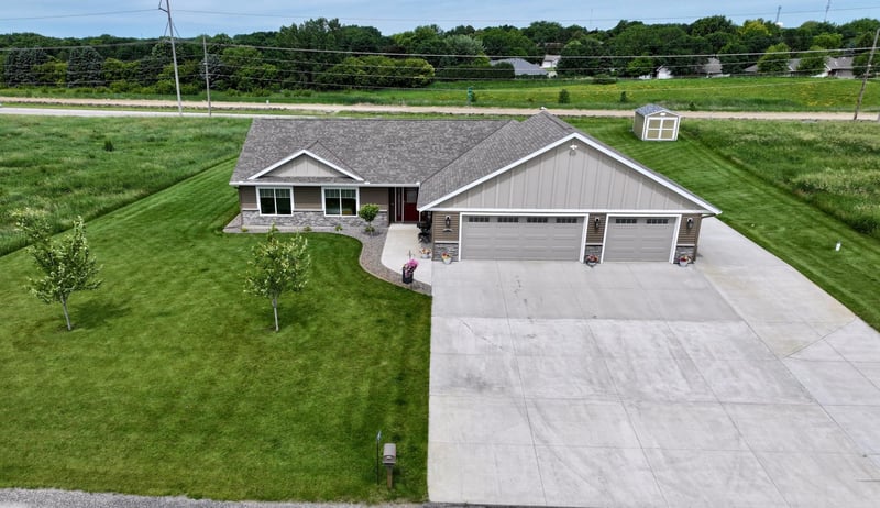 2752 9th Ave SE, Willmar, MN 56201