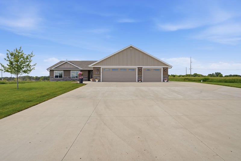 2752 9th Ave SE, Willmar, MN 56201
