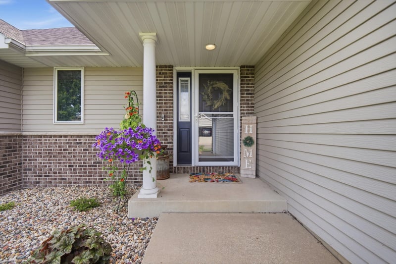 1102 28th St SW, Austin, MN 55912