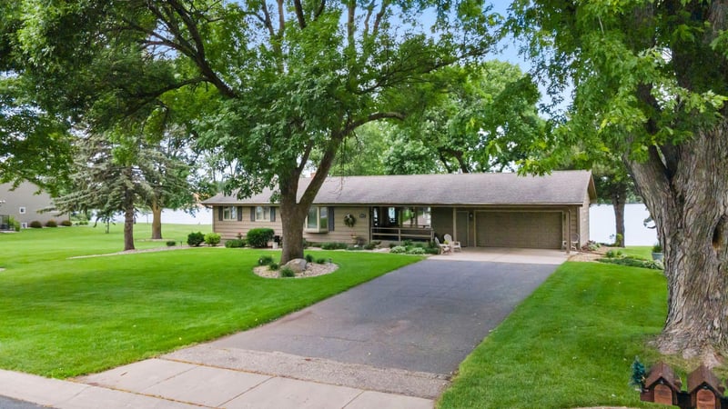 830 Lakewood Dr SW, Hutchinson, MN 55350