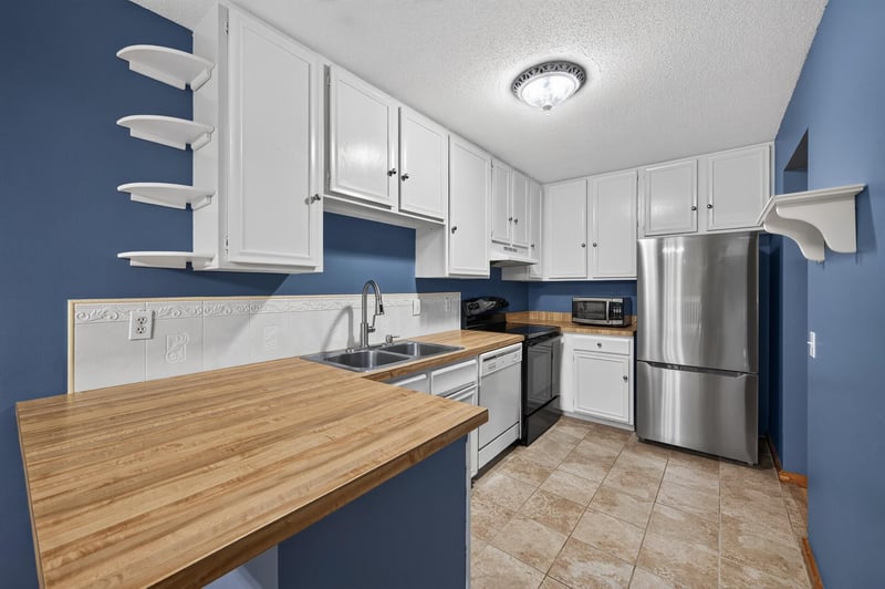 12206 Oak Leaf Cir, Burnsville, MN 55337