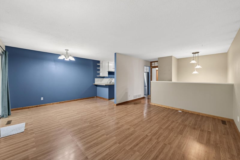 12206 Oak Leaf Cir, Burnsville, MN 55337