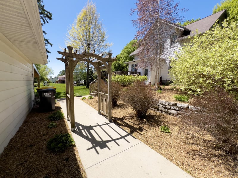 803 S Pine St, Caledonia, MN 55921