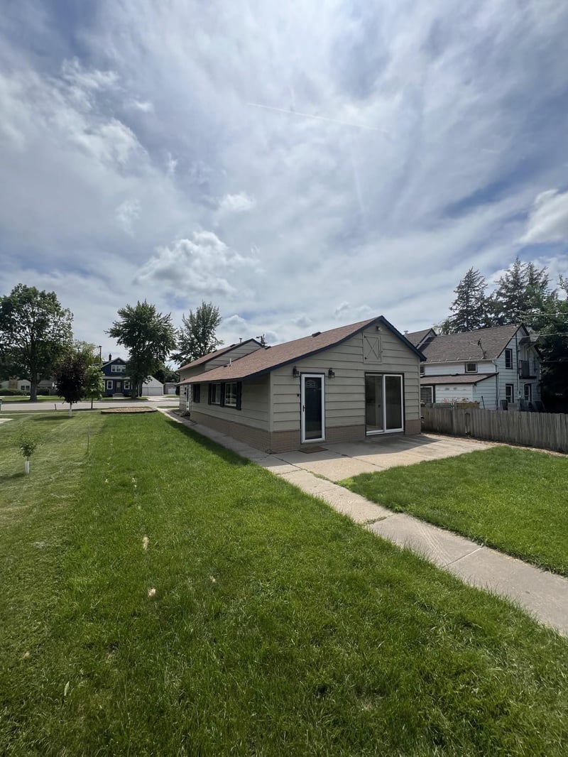 214 E Main St, Belle Plaine, MN 56011
