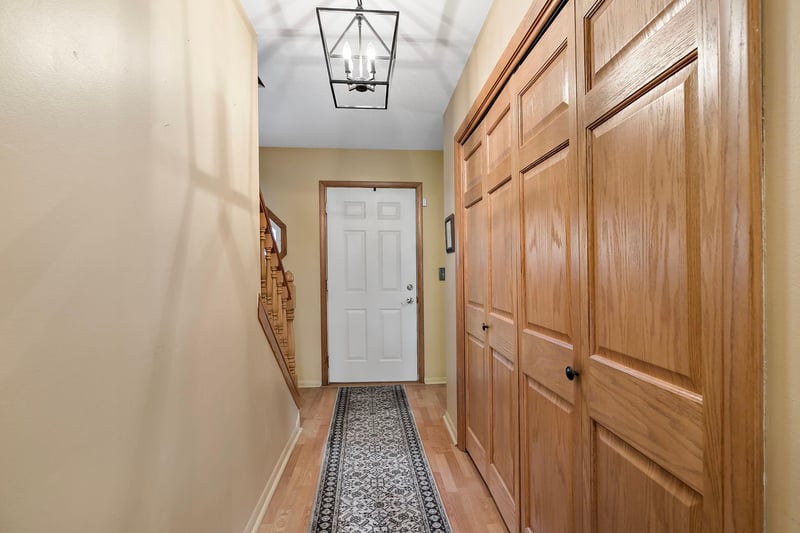 1020 W 107th St, Bloomington, MN 55431