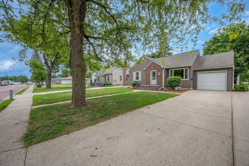 1193 River Rd, Windom, MN 56101