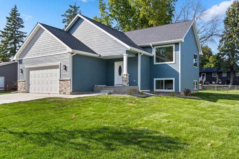 1312 Robinwood Ln, Faribault, MN 55021
