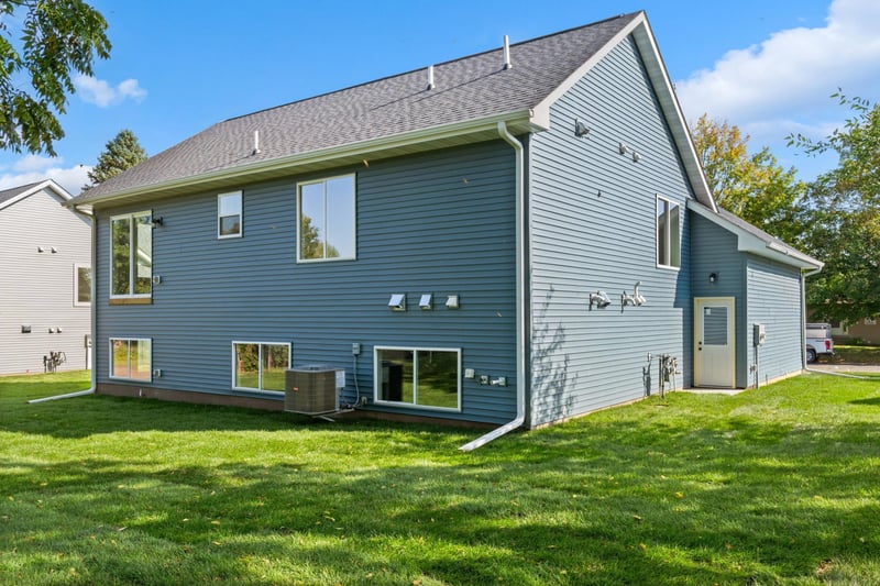 1312 Robinwood Ln, Faribault, MN 55021