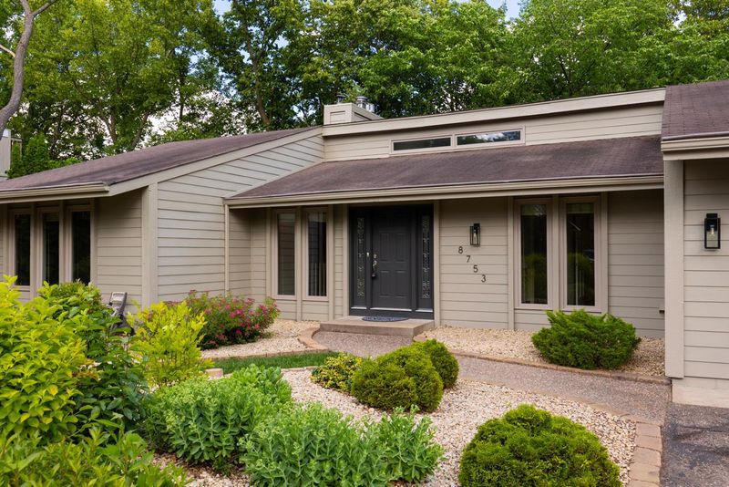 8753 Walton Oaks Dr, Bloomington, MN 55438