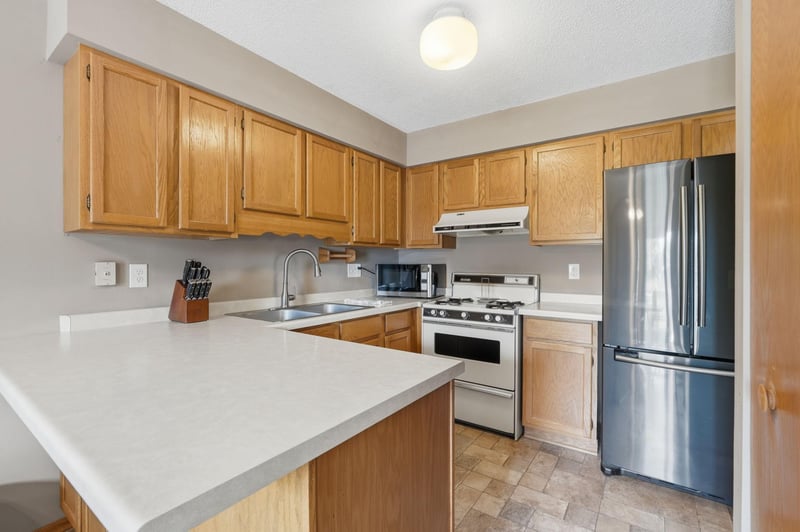 1589 Four Oaks Rd, Eagan, MN 55121