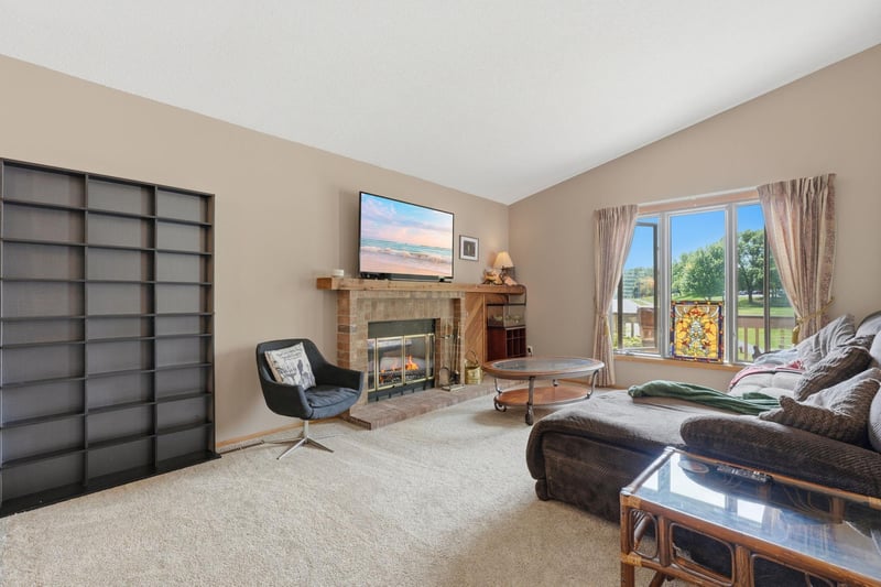 1589 Four Oaks Rd, Eagan, MN 55121
