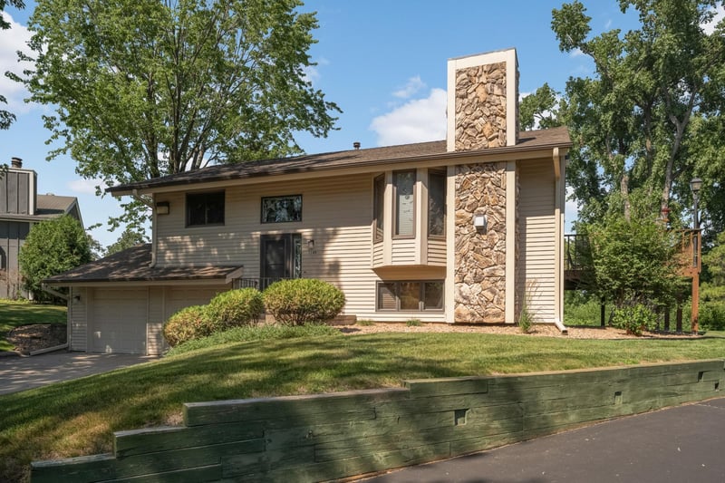 3140 Quarry Ct, Eagan, MN 55121