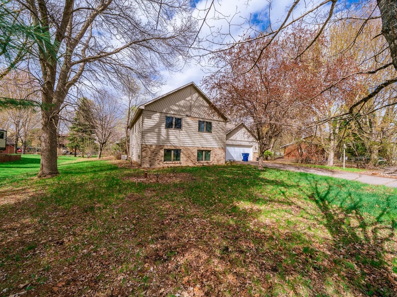 6413 Laurel Rd, Saint Cloud, MN 56303