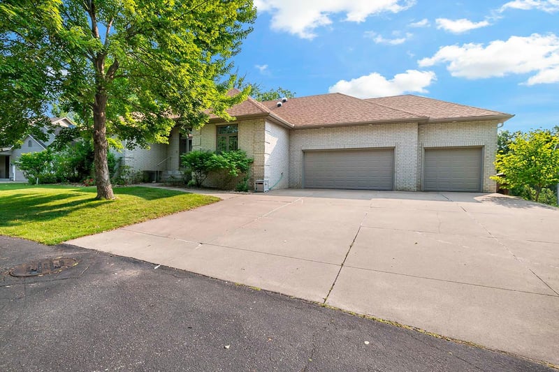 7937 9th Street Ct N, Oakdale, MN 55128