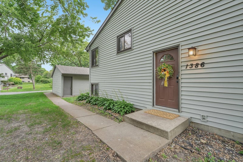 1386 Arden View Dr, Arden Hills, MN 55112