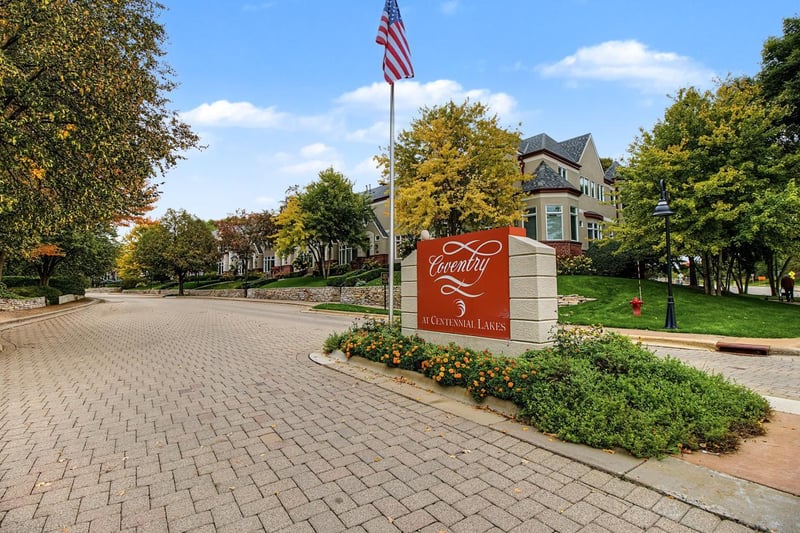 604 Coventry Ln, Edina, MN 55435