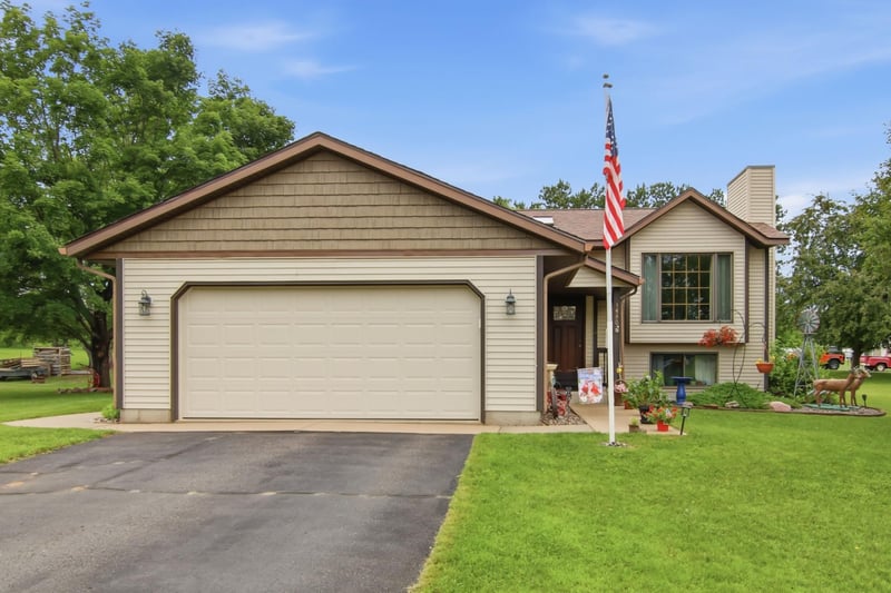 1440 Birchwood Ln, Eau Claire, WI 54703
