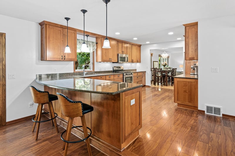 2436 Standridge Ave, Maplewood, MN 55109