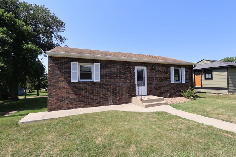 18 S Oregon Ave, Morris, MN 56267