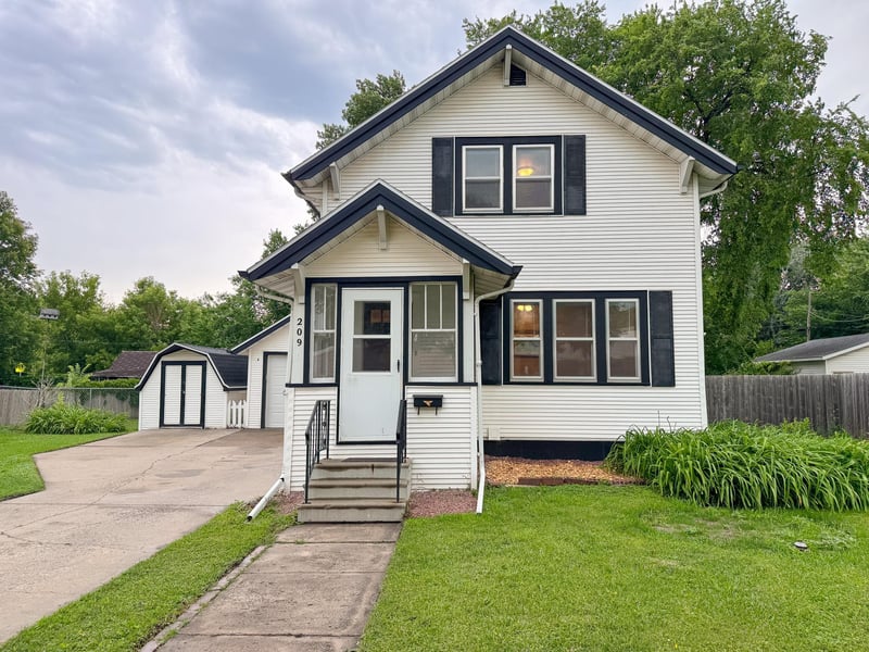 209 11th St N, Moorhead, MN 56560