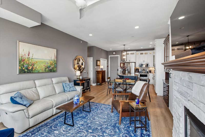 150 E Travelers Trl #420, Burnsville, MN 55337