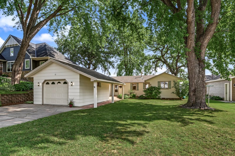 12 Point Dr, Waconia, MN 55387
