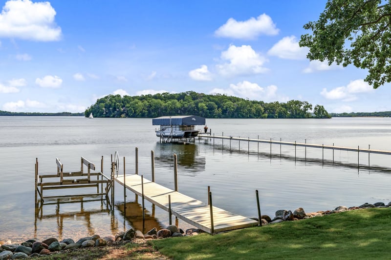 12 Point Dr, Waconia, MN 55387