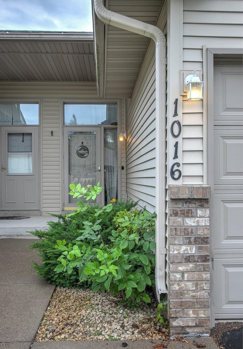1016 Honeysuckle Ln SE, Cambridge, MN 55008