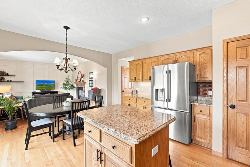 3649 Commonwealth Rd, Woodbury, MN 55125