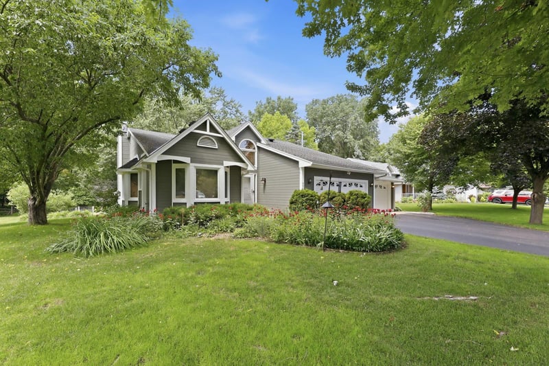 4067 Stockdale Dr, Vadnais Heights, MN 55127