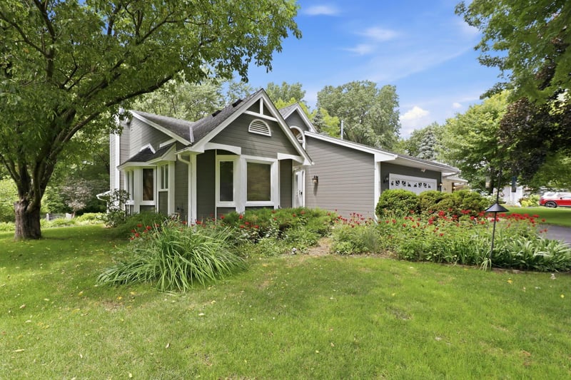 4067 Stockdale Dr, Vadnais Heights, MN 55127