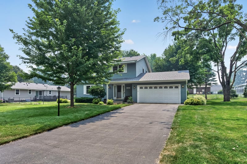 2809 W 101st St, Bloomington, MN 55431