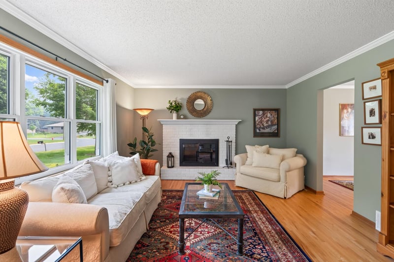 2809 W 101st St, Bloomington, MN 55431