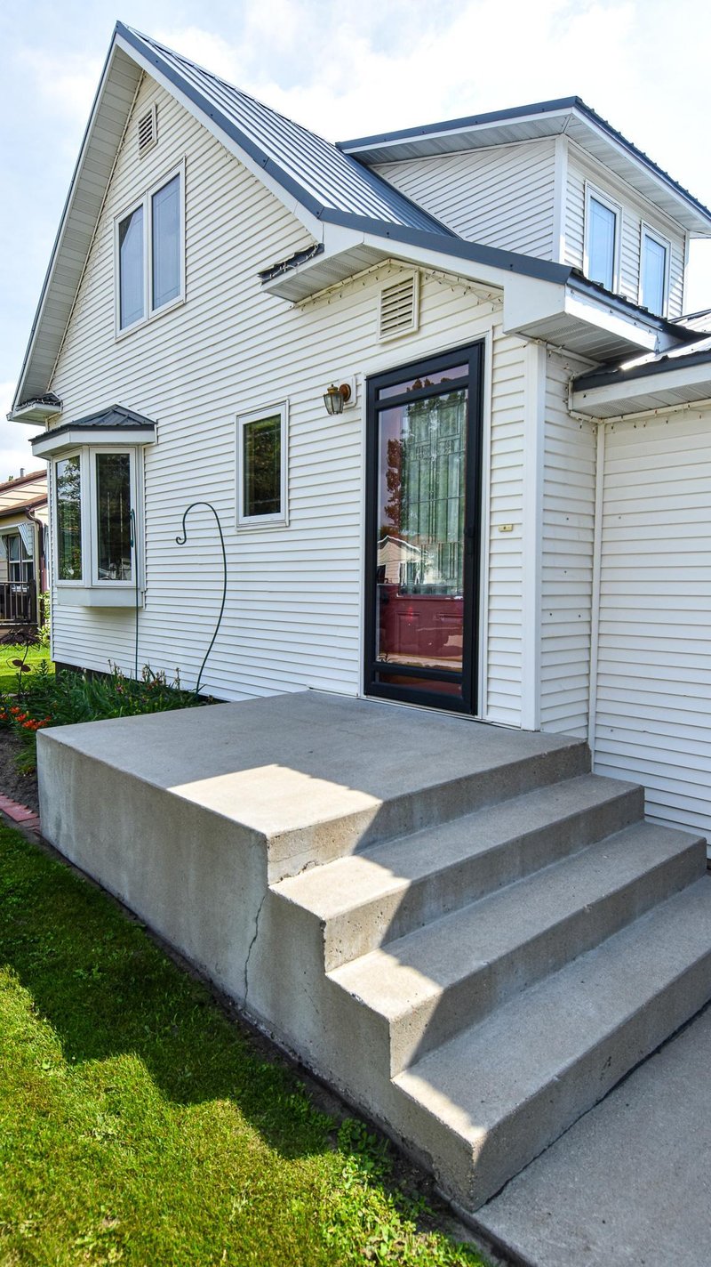 516 Saint Paul Ave S, Thief River Falls, MN 56701