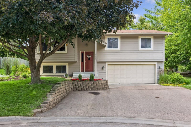 506 Laredo Ln, Chanhassen, MN 55317