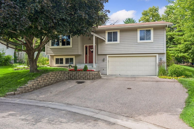 506 Laredo Ln, Chanhassen, MN 55317
