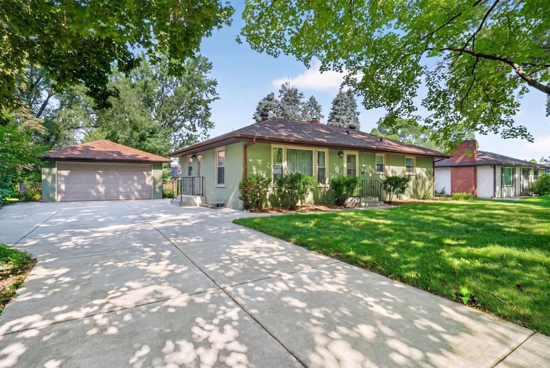 3083 Wilder St N, Roseville, MN 55113