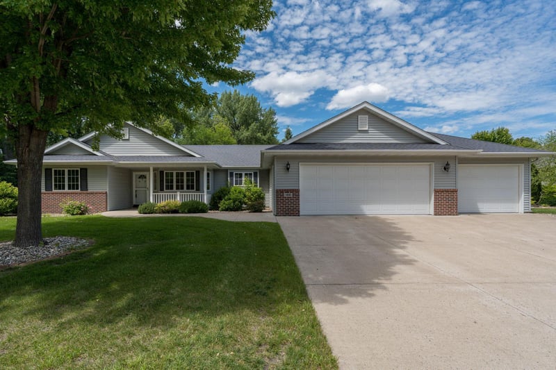 100 Crystal Ln, Mankato, MN 56001