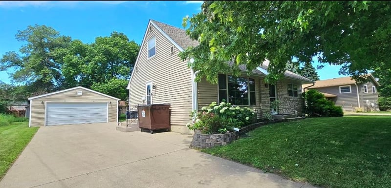 20 Highland Dr, Morris, MN 56267