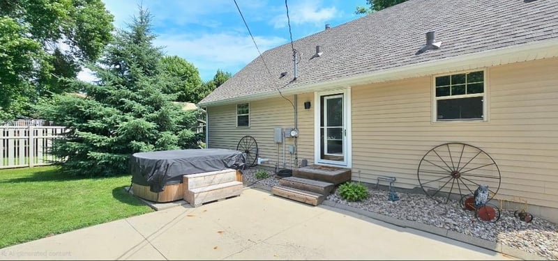 20 Highland Dr, Morris, MN 56267