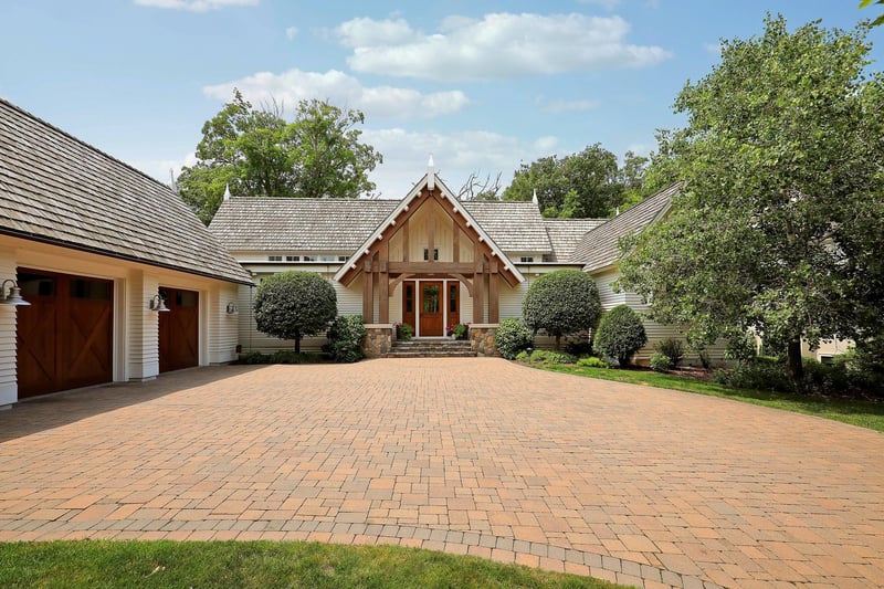 415 Carpenters Pt, Wayzata, MN 55391