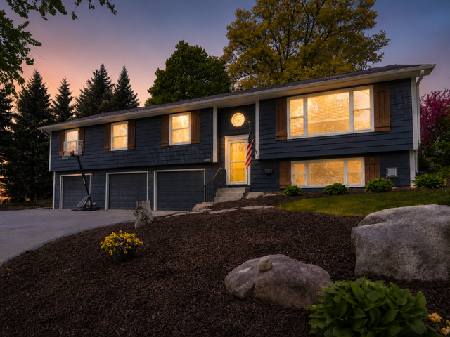 1036 Sunny Ridge Dr, Carver, MN 55315