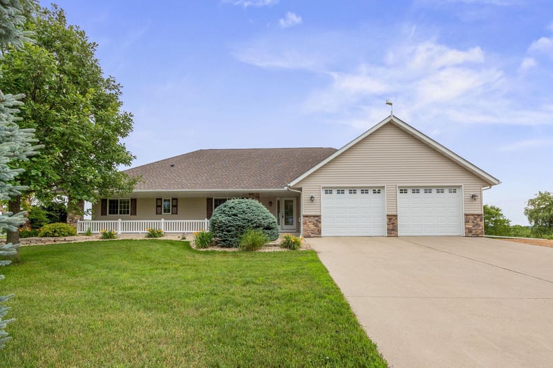 1175 Dale St SW, Hutchinson, MN 55350