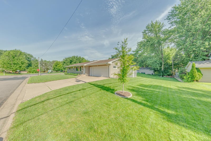 7840 Winsdale St N, Golden Valley, MN 55427