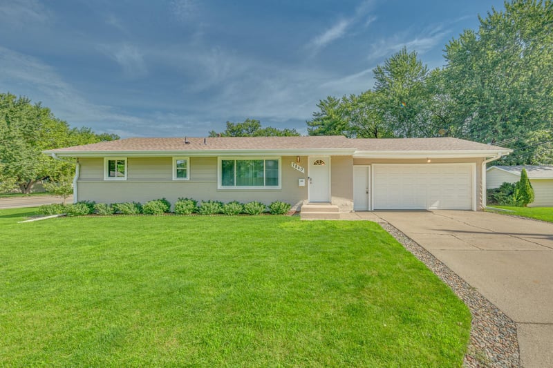 7840 Winsdale St N, Golden Valley, MN 55427