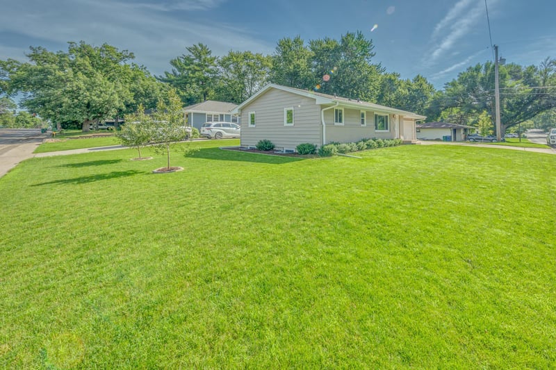 7840 Winsdale St N, Golden Valley, MN 55427