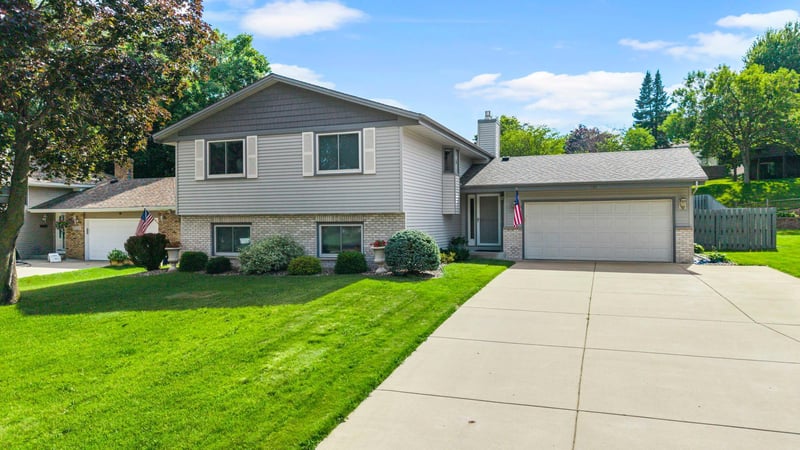 5213 Overlook Dr, Bloomington, MN 55437